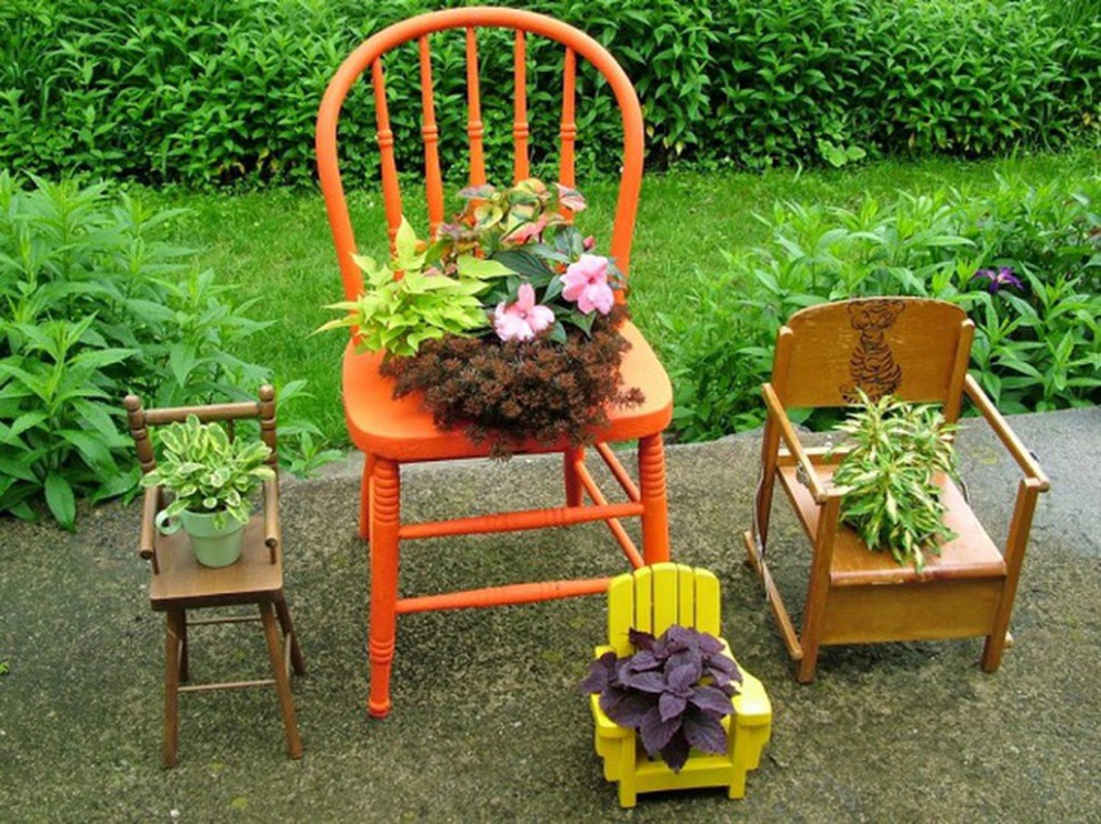 Cách tận dụng tủ và ghế cũ để trang trí khu vườn mùa hè thêm xanh mát - Ảnh 10.