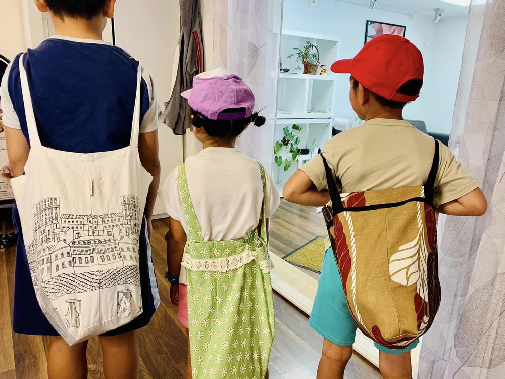 Ngày nào cũng đưa con đi chợ cùng, vài tháng sau mẹ bất ngờ khi các bé tự học được 3 kỹ năng