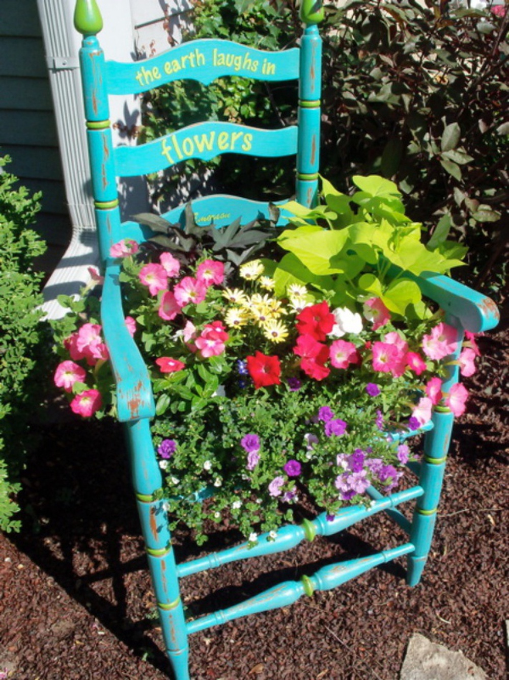 Cách tận dụng tủ và ghế cũ để trang trí khu vườn mùa hè thêm xanh mát - Ảnh 8.