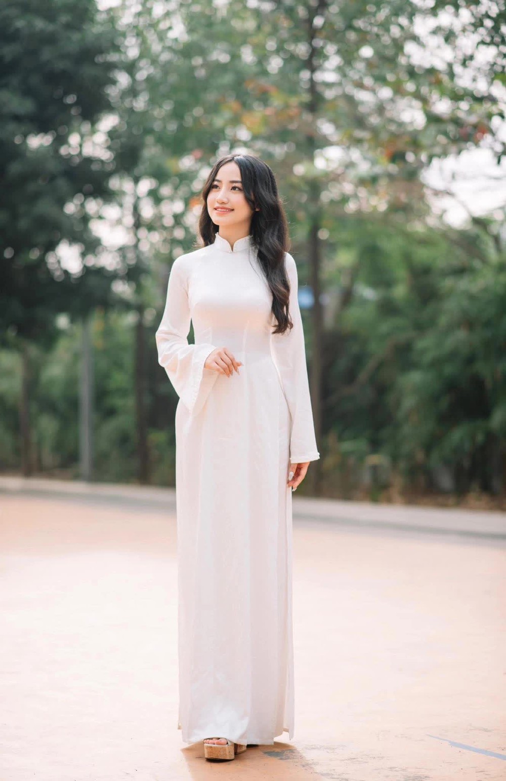 Nữ sinh “lọt tầm ngắm” của netizen với chỉ vài giây trên VTV: Ngoài đời là Hoa khôi, từng đạt giải quốc gia, thành tích trải dài từ nhà ra ngõ
