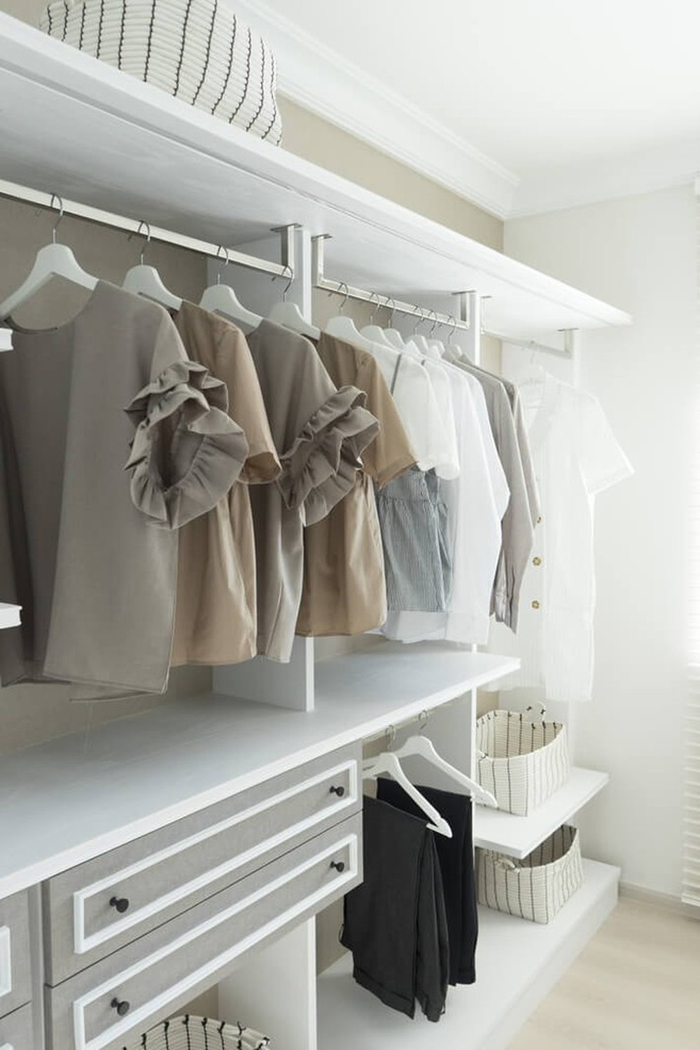 Cách sắp xếp quần áo để phòng bạn lúc nào cũng gọn dù diện tích nhỏ - Ảnh 3.