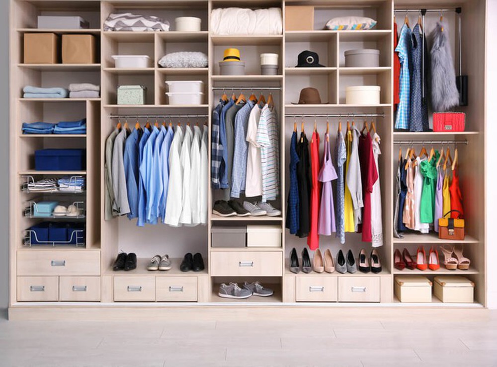 Cách sắp xếp quần áo để phòng bạn lúc nào cũng gọn dù diện tích nhỏ - Ảnh 1.