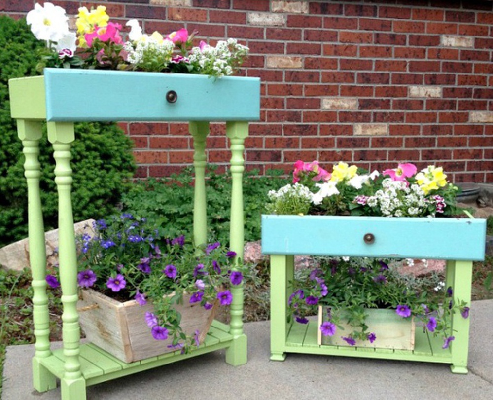 Cách tận dụng tủ và ghế cũ để trang trí khu vườn mùa hè thêm xanh mát - Ảnh 2.