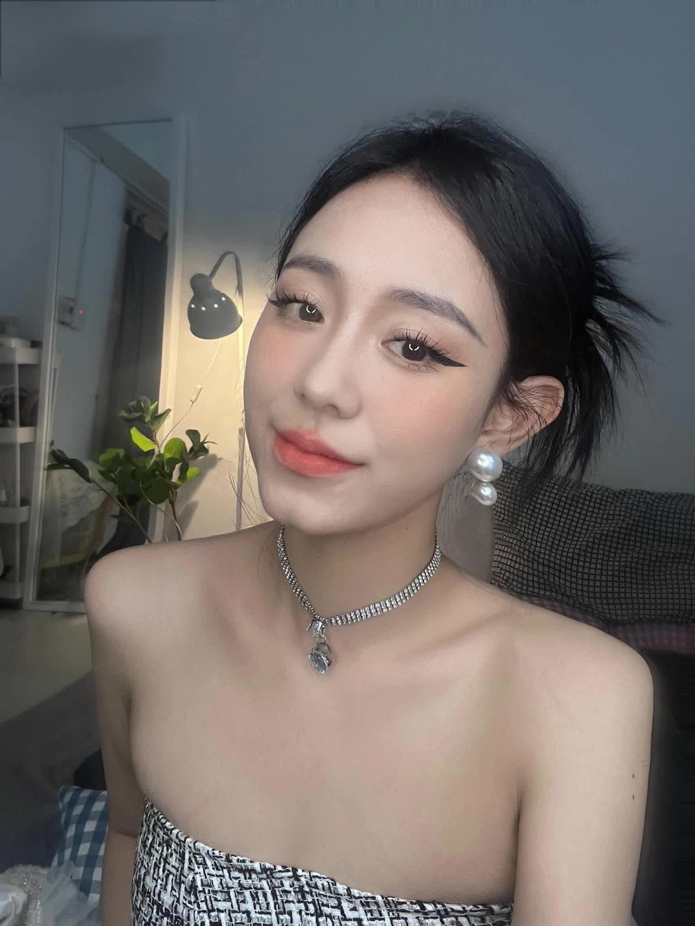 Minh Thu - hiện tượng mạng từng gây ồn ào hiện tại: Nhan sắc và style khác lạ, rộ tin đã bỏ nghề dạy học? - Ảnh 3. Minh Thu - hiện tượng mạng từng gây ồn ào hiện tại: Nhan sắc và style khác lạ, rộ tin đã bỏ nghề dạy học? - Ảnh 3.