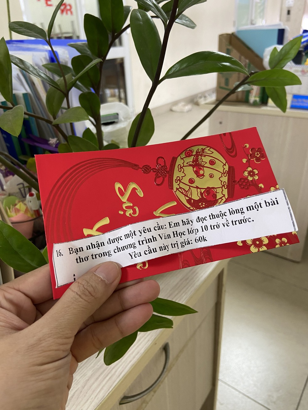 Nhận được lì xì từ giáo viên, chưa kịp mừng học sinh đã tá hỏa vì thứ bên trong: Không biết nên vui hay buồn - Ảnh 2. Nhận được lì xì từ giáo viên, chưa kịp mừng học sinh đã tá hỏa vì thứ bên trong: Không biết nên vui hay buồn - Ảnh 2.