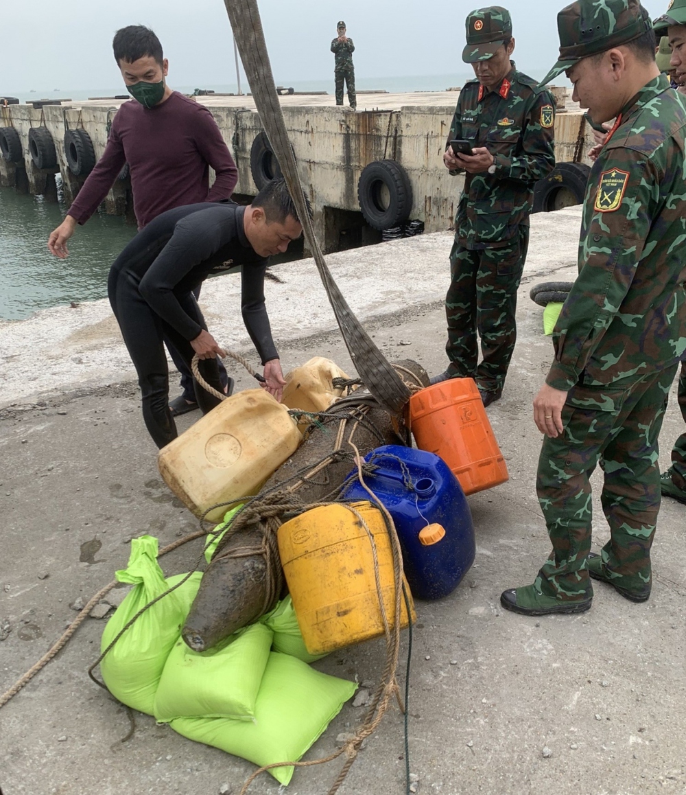 Ngư dân phát hiện quả bom “khủng” trong lúc đánh cá - Ảnh 2.