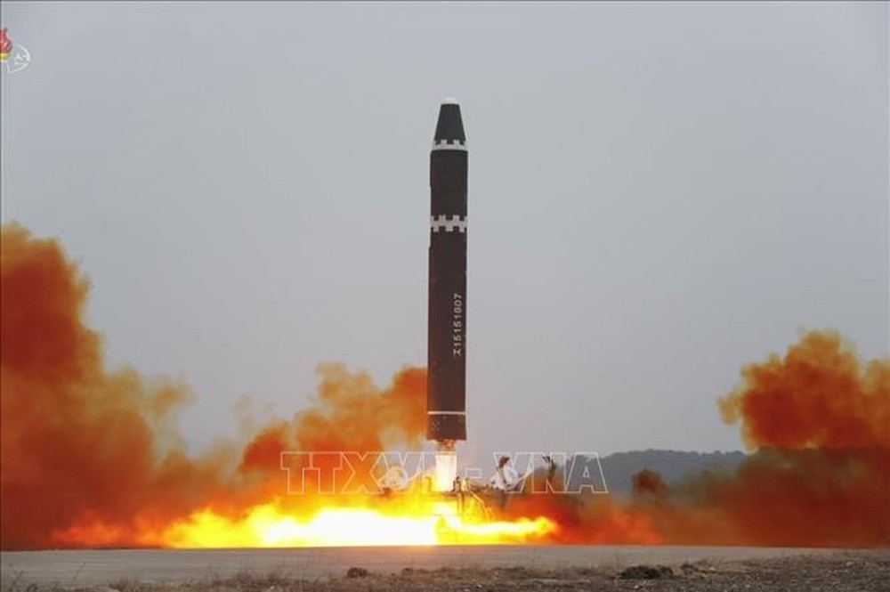 Triều Tiên liên tiếp phóng tên lửa, Nhật Bản yêu cầu HĐBA LHQ họp khẩn - Ảnh 1.