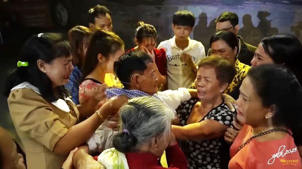 Đứa trẻ 11 tuổi bị cha đem cho người bán cá, 60 năm nhìn trăng, ăn cốm nhớ nhà mới được đoàn viên