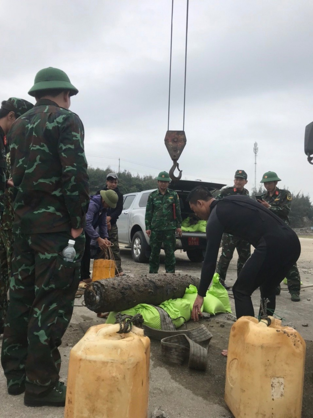 Ngư dân phát hiện quả bom “khủng” trong lúc đánh cá - Ảnh 1.