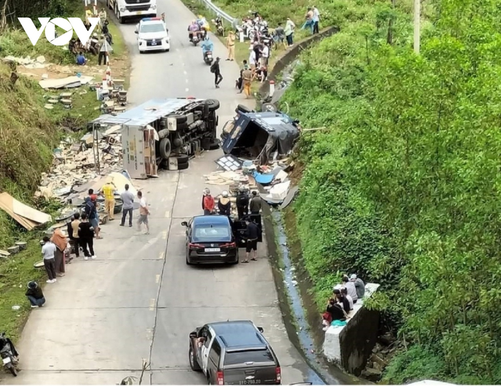 Xe tải của hai anh em tông nhau, lật nhào dưới chân đèo Vi Ô Lắc - Ảnh 1.