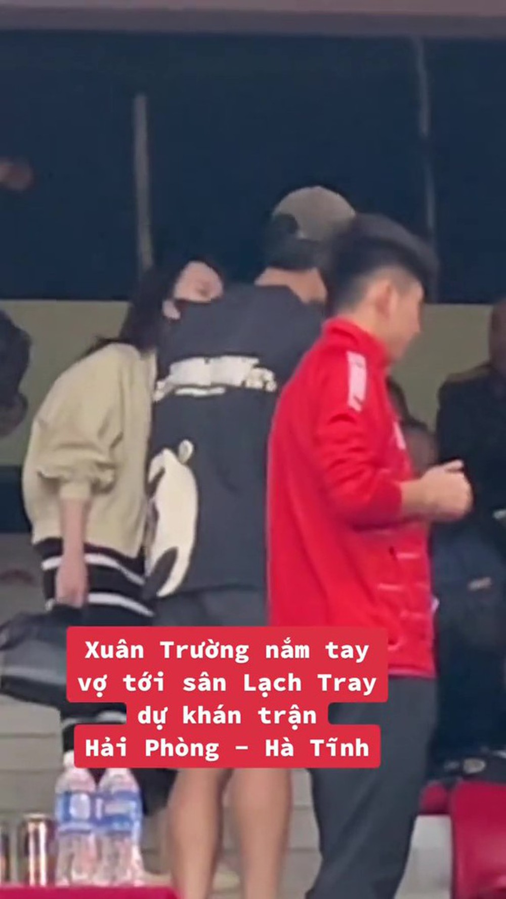 Xuân Trường có hành động tinh tế khi lần đầu tiên đưa vợ đi xem đá bóng