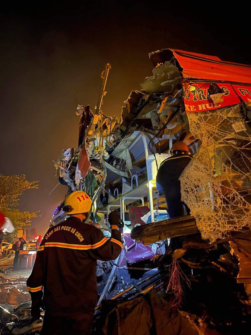 Tai nạn 16 người thương vong ở Quảng Nam: 2 phụ nữ đứng bốc gạch may mắn thoát chết - Ảnh 6.
