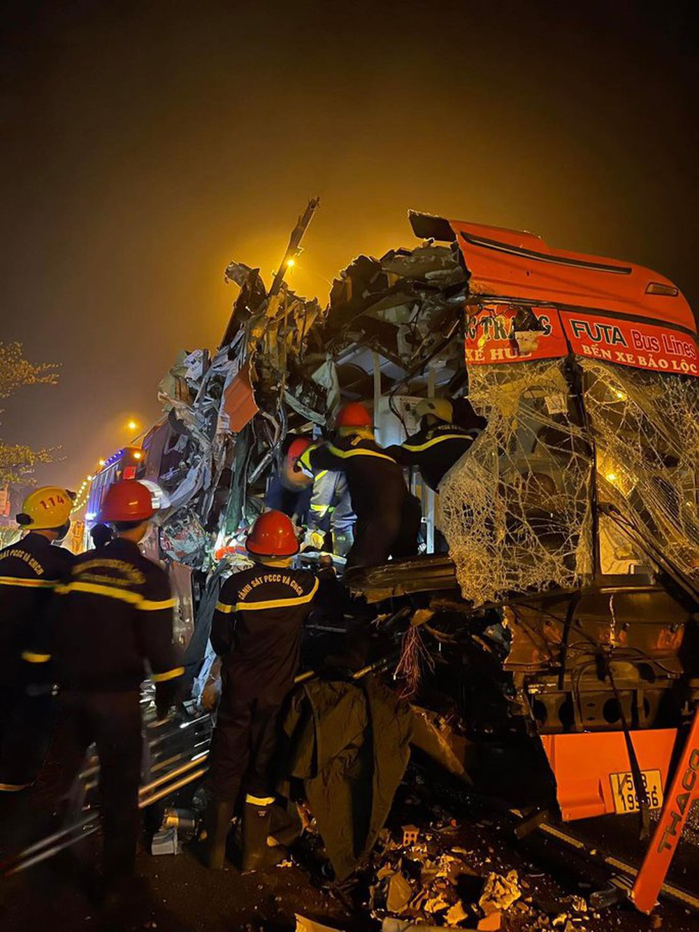 Tai nạn 16 người thương vong ở Quảng Nam: 2 phụ nữ đứng bốc gạch may mắn thoát chết - Ảnh 5.