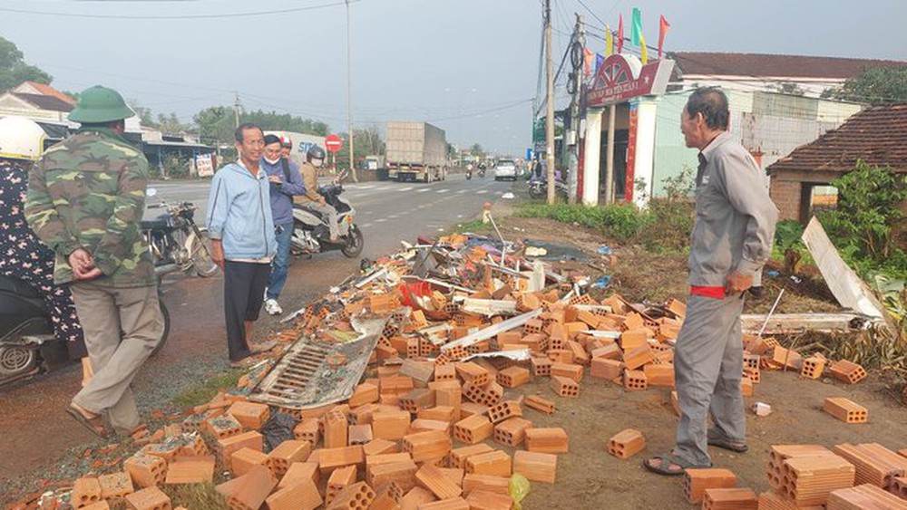 Tai nạn 16 người thương vong ở Quảng Nam: 2 phụ nữ đứng bốc gạch may mắn thoát chết - Ảnh 3.