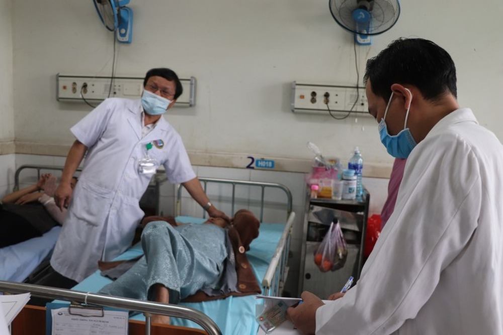 Tai nạn 16 người thương vong ở Quảng Nam: 2 phụ nữ đứng bốc gạch may mắn thoát chết - Ảnh 2.