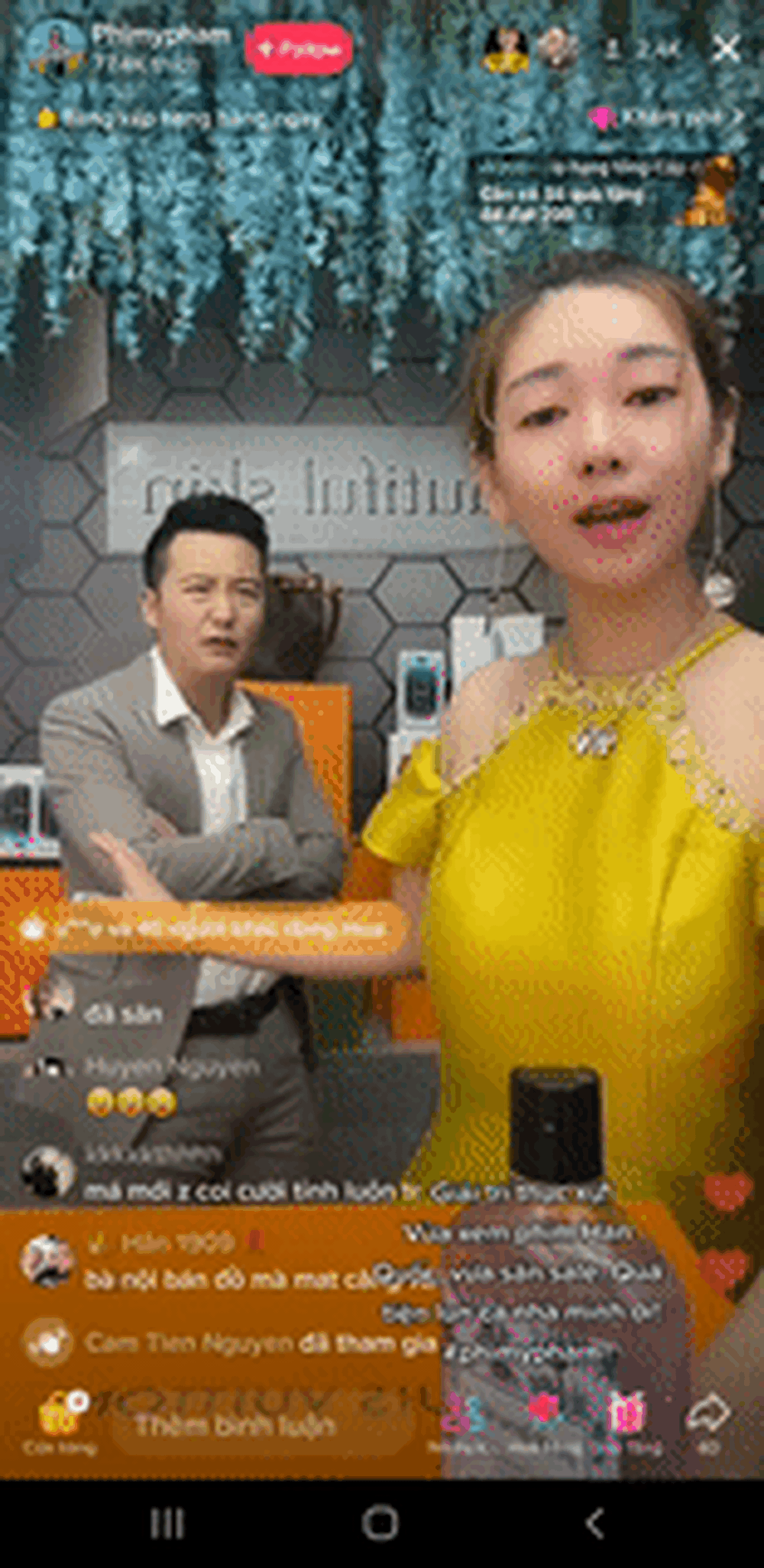 Cư dân mạng thích thú cặp đôi bán hàng livestream lên kịch bản như đóng phim điện ảnh giúp liên tục chốt đơn