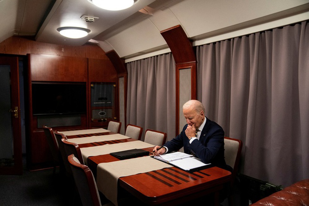 Toàn cảnh chuyến thăm Ukraine qua mặt được tất cả của Tổng thống Joe Biden - Ảnh 12.