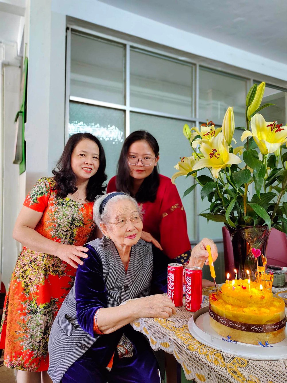 Cô gái được bà trao “báu vật” cất giữ kỹ trong 80 năm, dặn dò kỹ lưỡng một điều