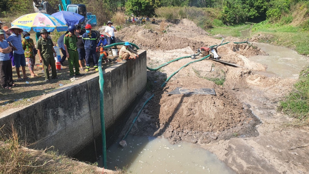 Huy động nhiều máy bơm công suất lớn hút nước tìm người mất tích ở Bình Dương - Ảnh 2.