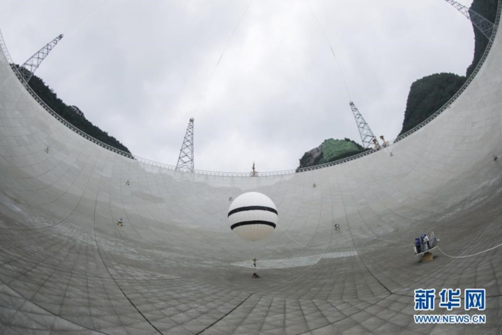 Cận cảnh kính viễn vọng bằng 30 sân bóng đá ở Trung Quốc - Ảnh 3.