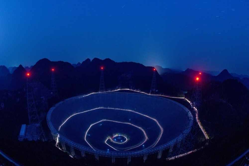 Cận cảnh kính viễn vọng bằng 30 sân bóng đá ở Trung Quốc - Ảnh 2.