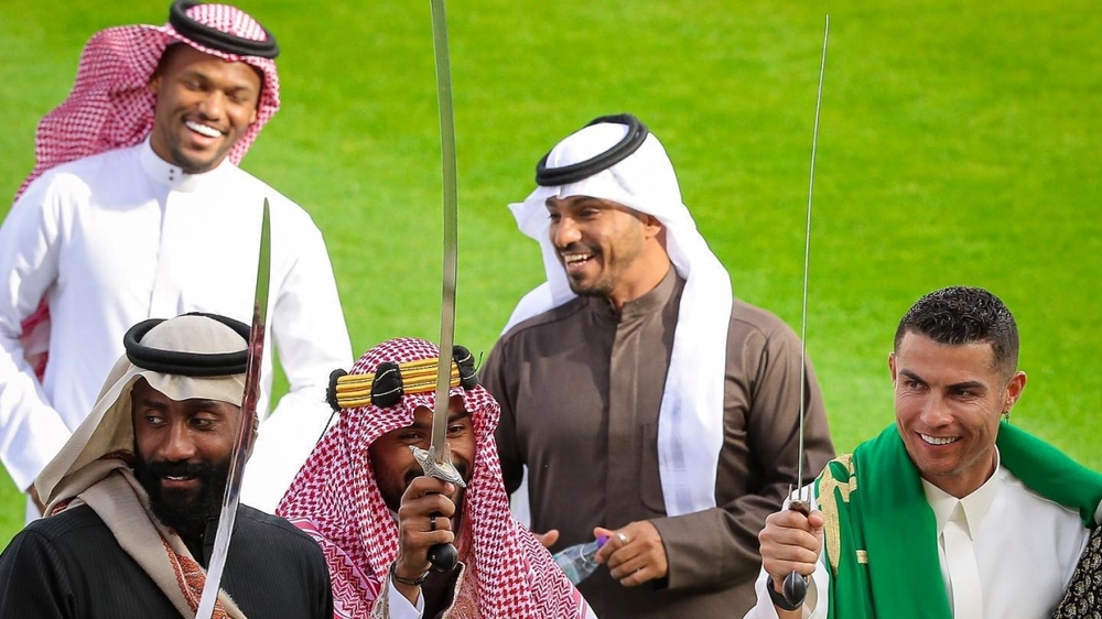 Ronaldo rạng rỡ trong trang phục truyền thống của Saudi Arabia - Ảnh 7.