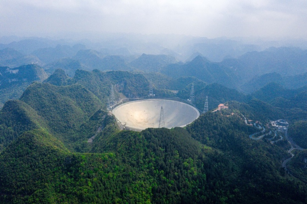 Cận cảnh kính viễn vọng bằng 30 sân bóng đá ở Trung Quốc - Ảnh 1.
