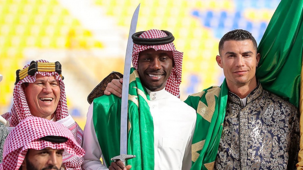 Ronaldo rạng rỡ trong trang phục truyền thống của Saudi Arabia - Ảnh 6.