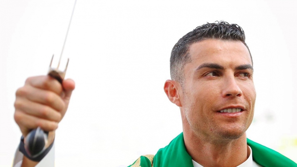 Ronaldo rạng rỡ trong trang phục truyền thống của Saudi Arabia - Ảnh 4.