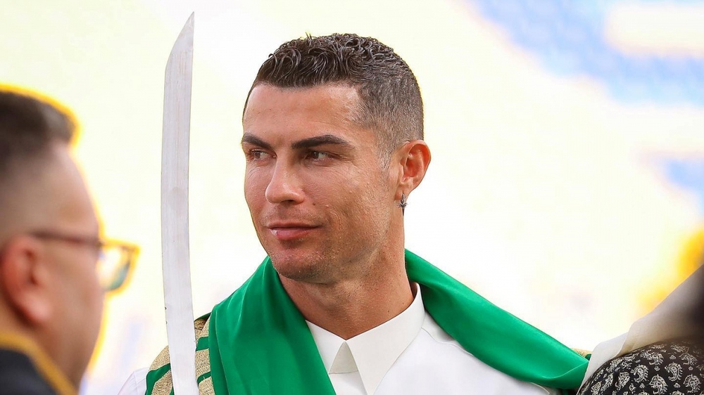 Ronaldo rạng rỡ trong trang phục truyền thống của Saudi Arabia - Ảnh 3.