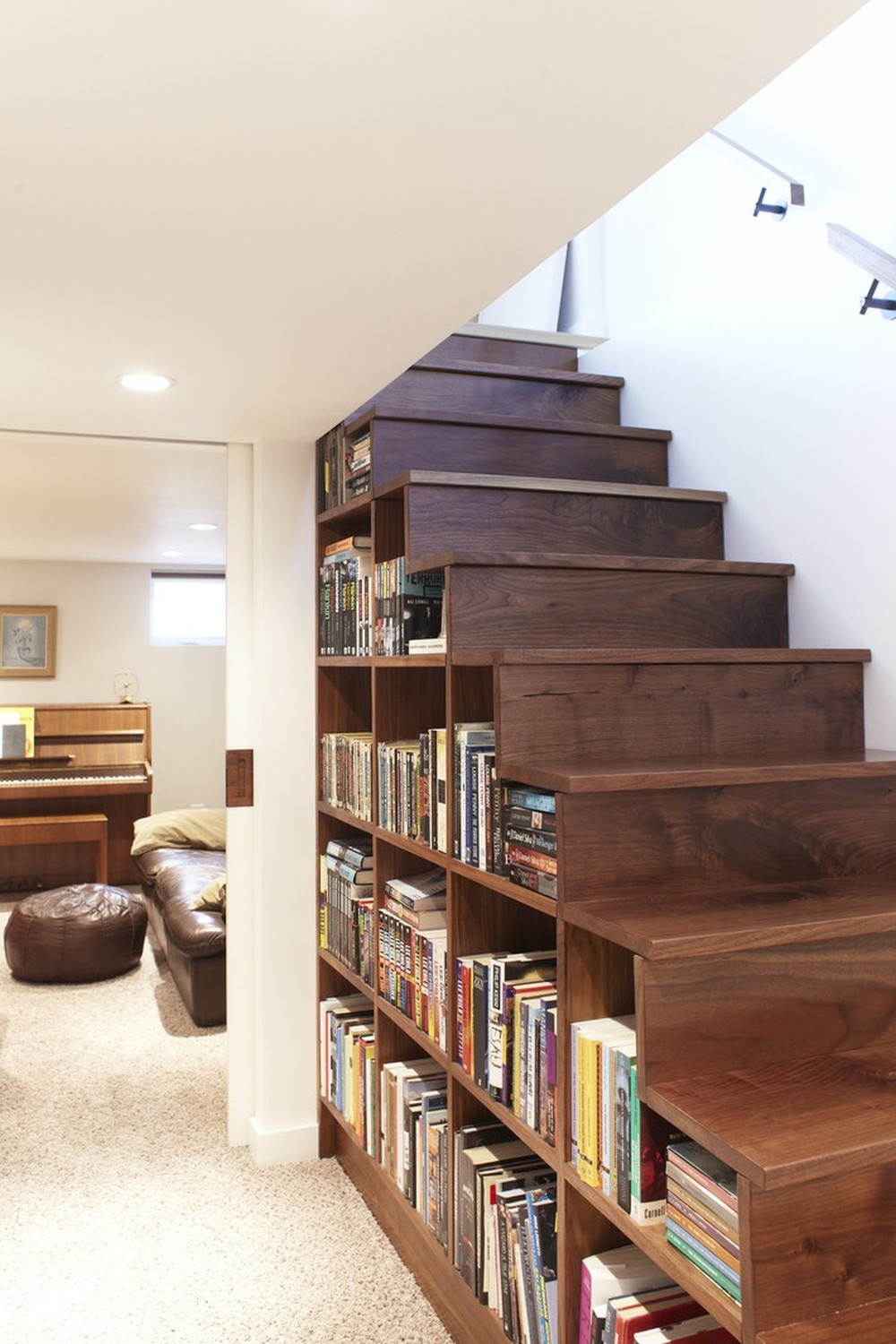 Tận dụng gầm cầu thang thành tủ sách sẽ biến nhà bạn trở thành một thư viện - Ảnh 1.
