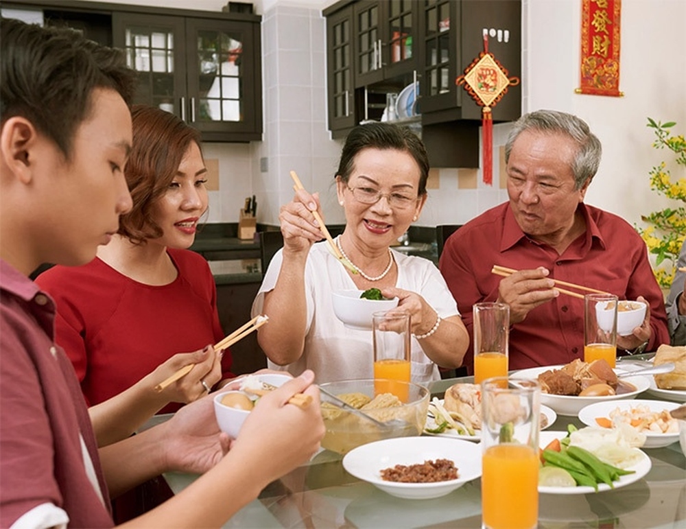 Chàng trai vô duyên hằng ngày đến nhà người yêu ăn chực, đằng gái phải cầu cứu - Ảnh 1.