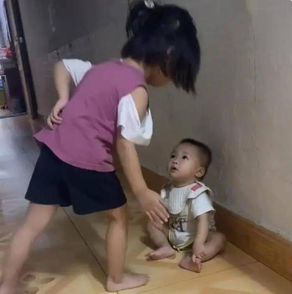 Trong lúc bố mẹ đi vắng, hàng xóm chụp lại cảnh tượng bàng hoàng của 2 đứa trẻ trong nhà: Không dạy con kỹ thì hậu quả là đây!