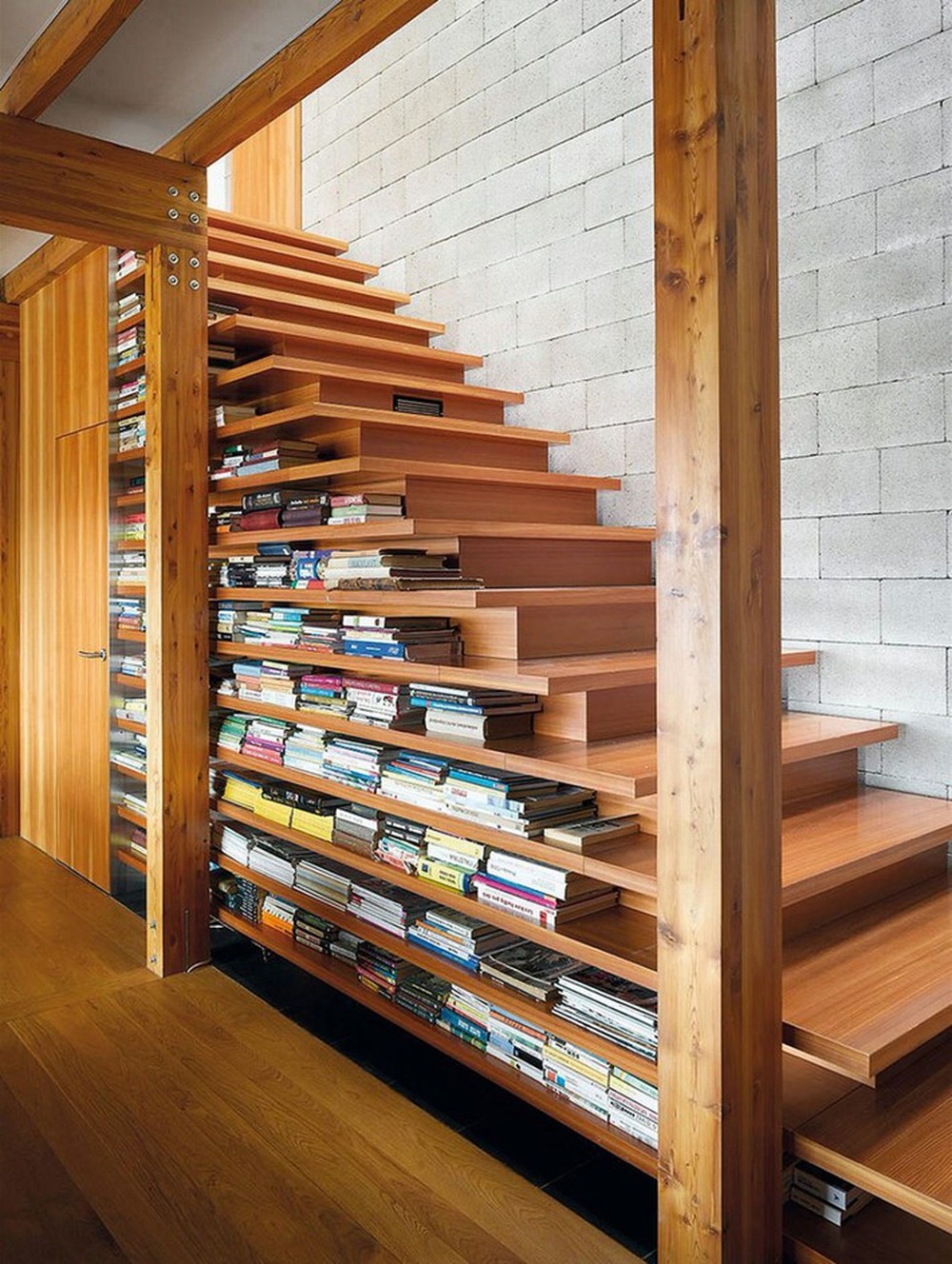 Tận dụng gầm cầu thang thành tủ sách sẽ biến nhà bạn trở thành một thư viện - Ảnh 9.