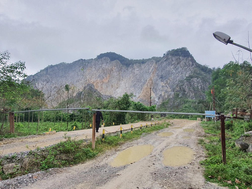 Lên núi khai thác đá, nam công nhân rơi từ độ cao hơn 50 mét xuống đất - Ảnh 1.