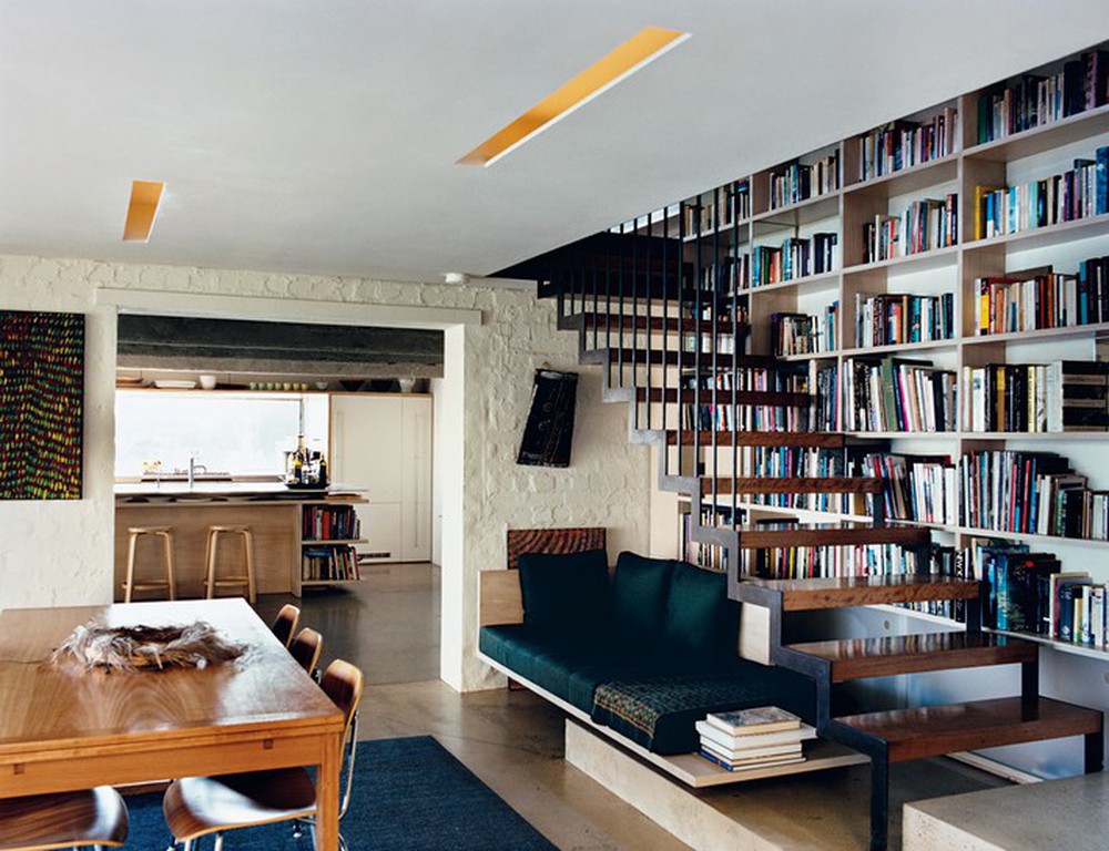 Tận dụng gầm cầu thang thành tủ sách sẽ biến nhà bạn trở thành một thư viện - Ảnh 8.