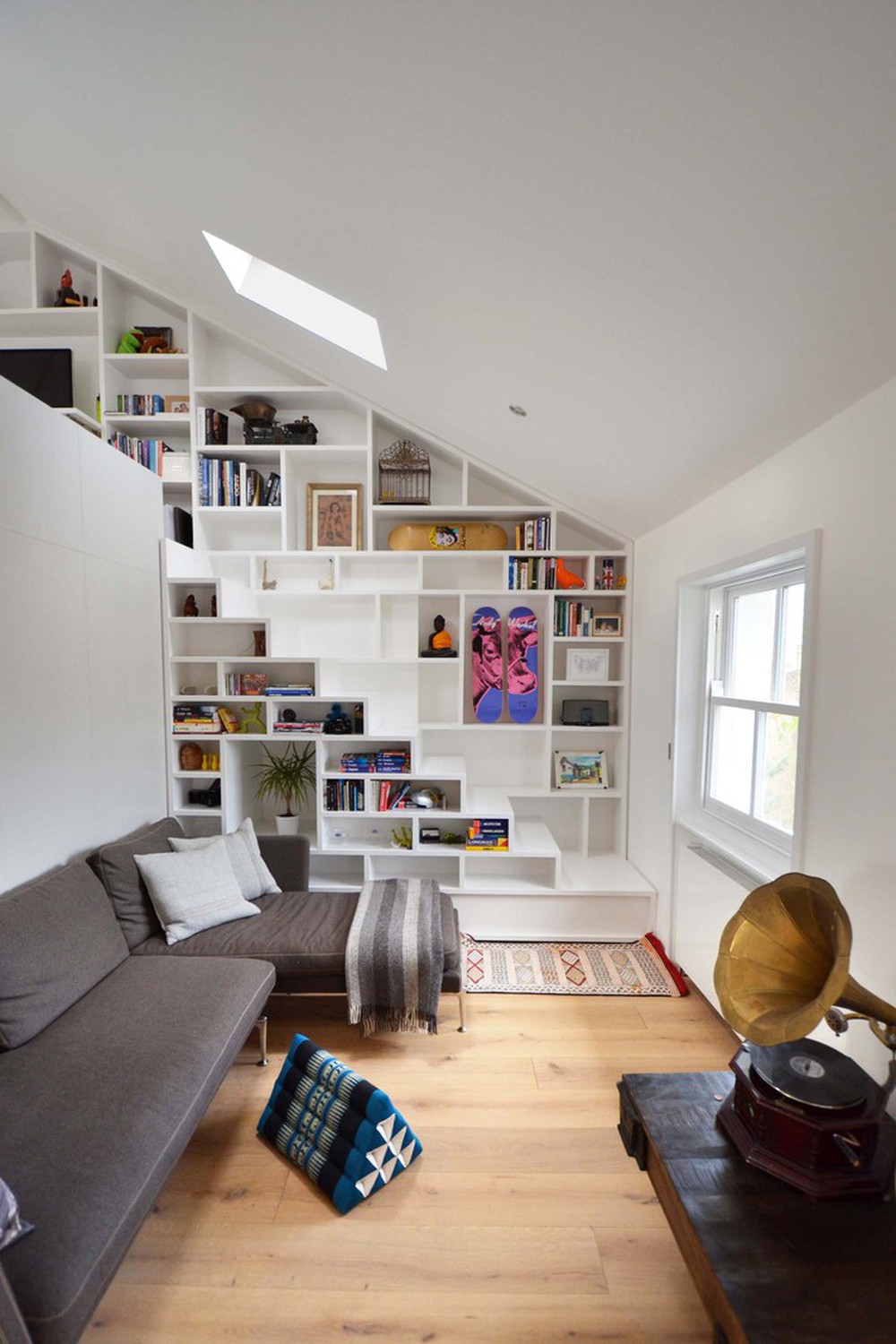 Tận dụng gầm cầu thang thành tủ sách sẽ biến nhà bạn trở thành một thư viện - Ảnh 7.