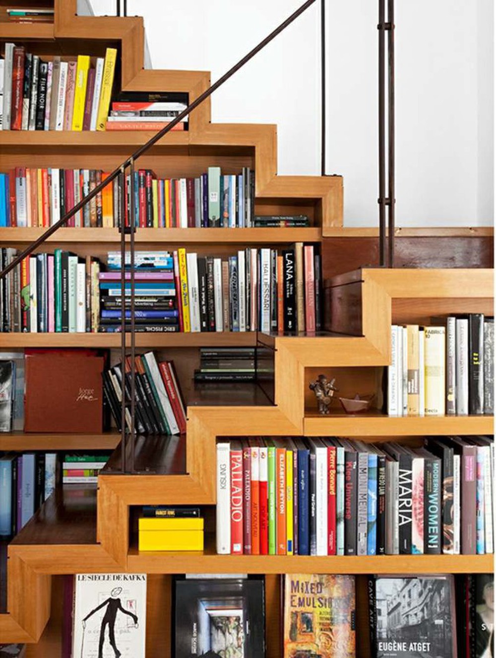Tận dụng gầm cầu thang thành tủ sách sẽ biến nhà bạn trở thành một thư viện - Ảnh 6.
