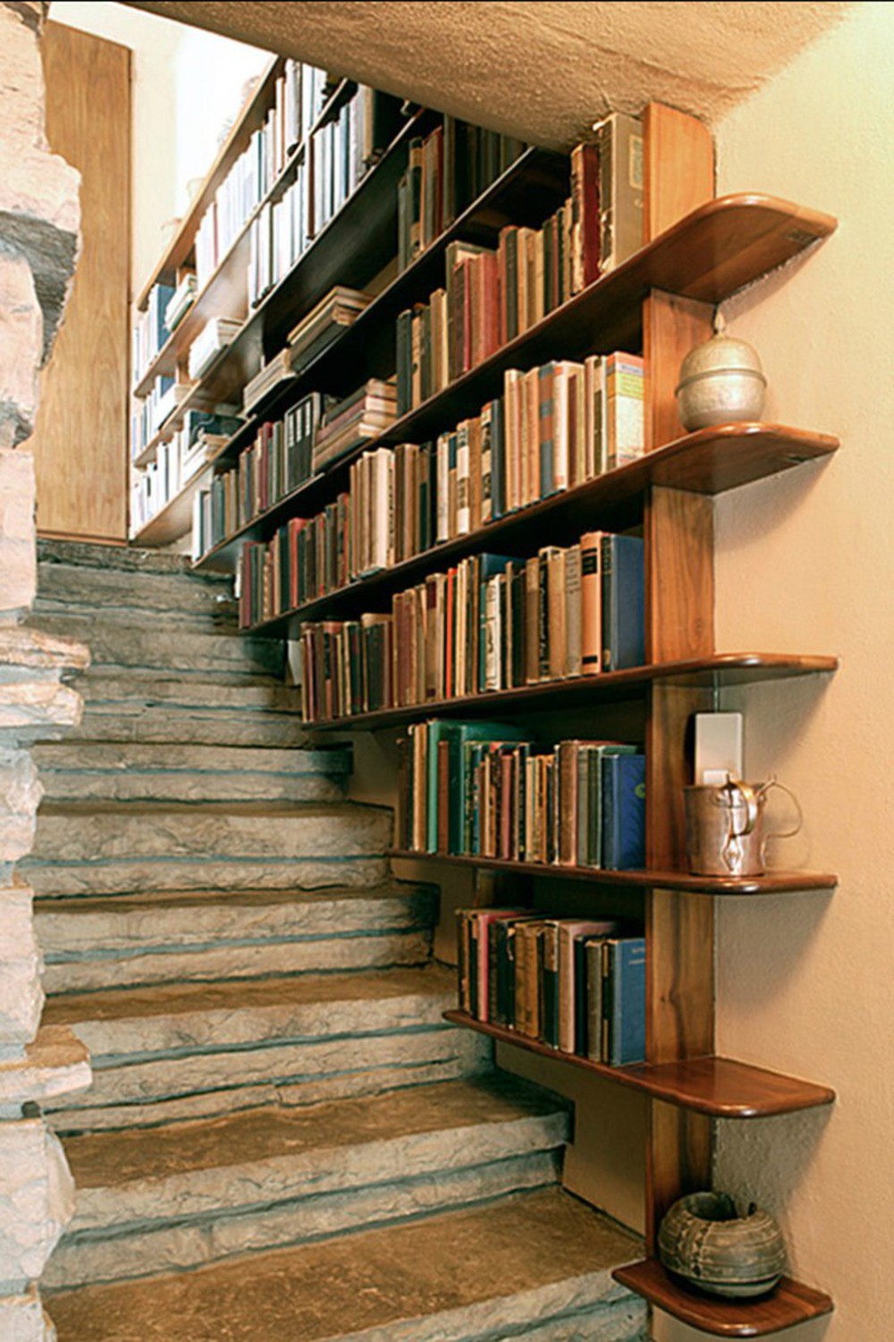 Tận dụng gầm cầu thang thành tủ sách sẽ biến nhà bạn trở thành một thư viện - Ảnh 2.