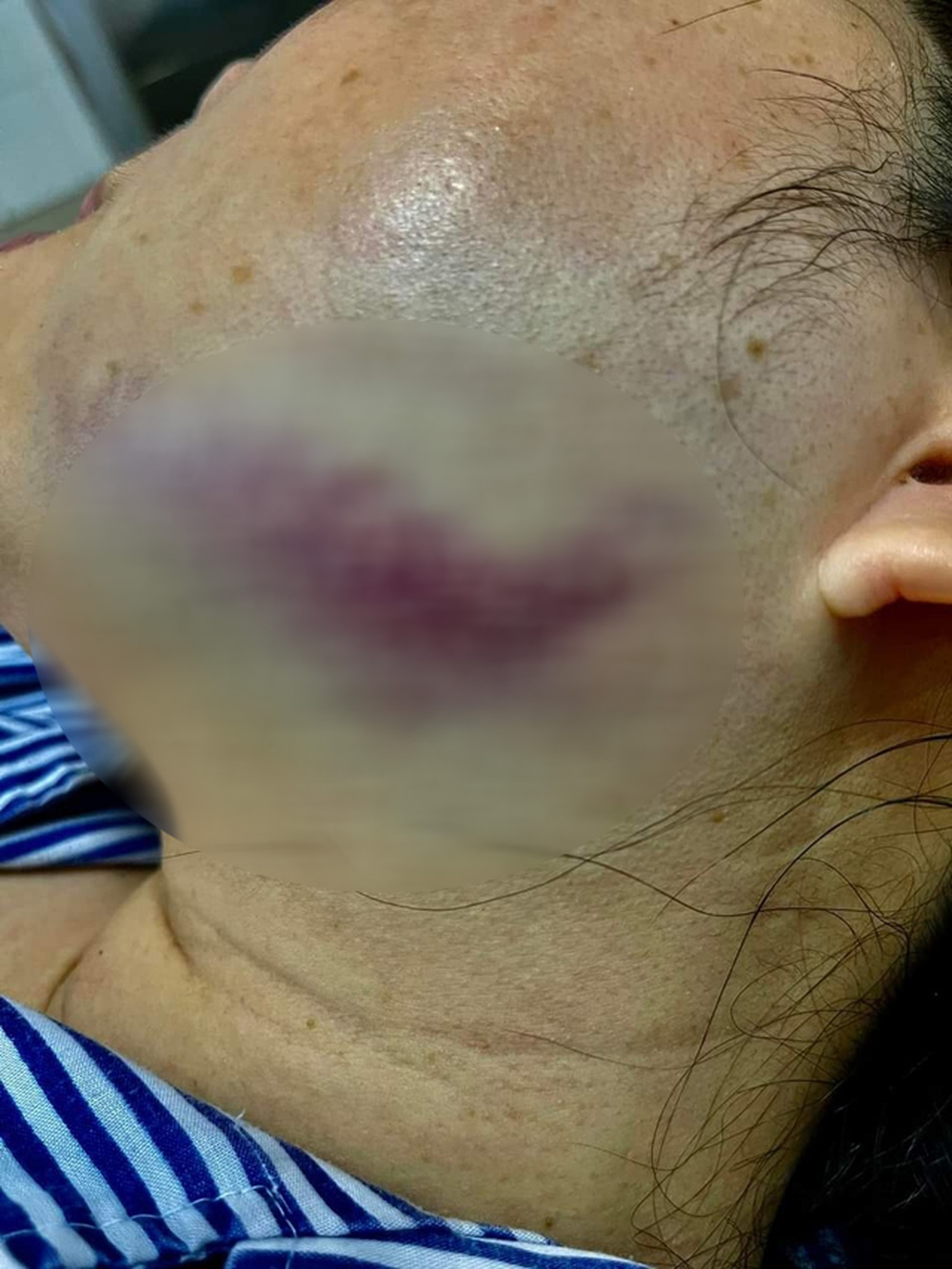 Clip phẫn nộ: Nữ trưởng phòng công chứng bị đá vào mặt giữa văn phòng