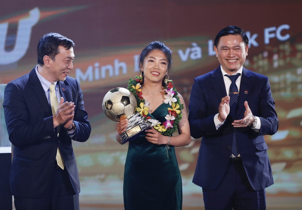 Văn Quyết giành QBV Việt Nam 2022, Huỳnh Như đi vào lịch sử - Ảnh 2.