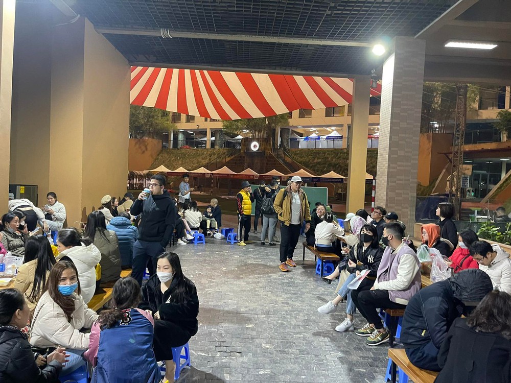 Cận cảnh tuyển sinh lớp 1 trường hot ở Hà Nội: 0h ngày 25/2 phát hồ sơ, 3h chiều ngày 24/2 phụ huynh đã đứng đợi sẵn ở cổng