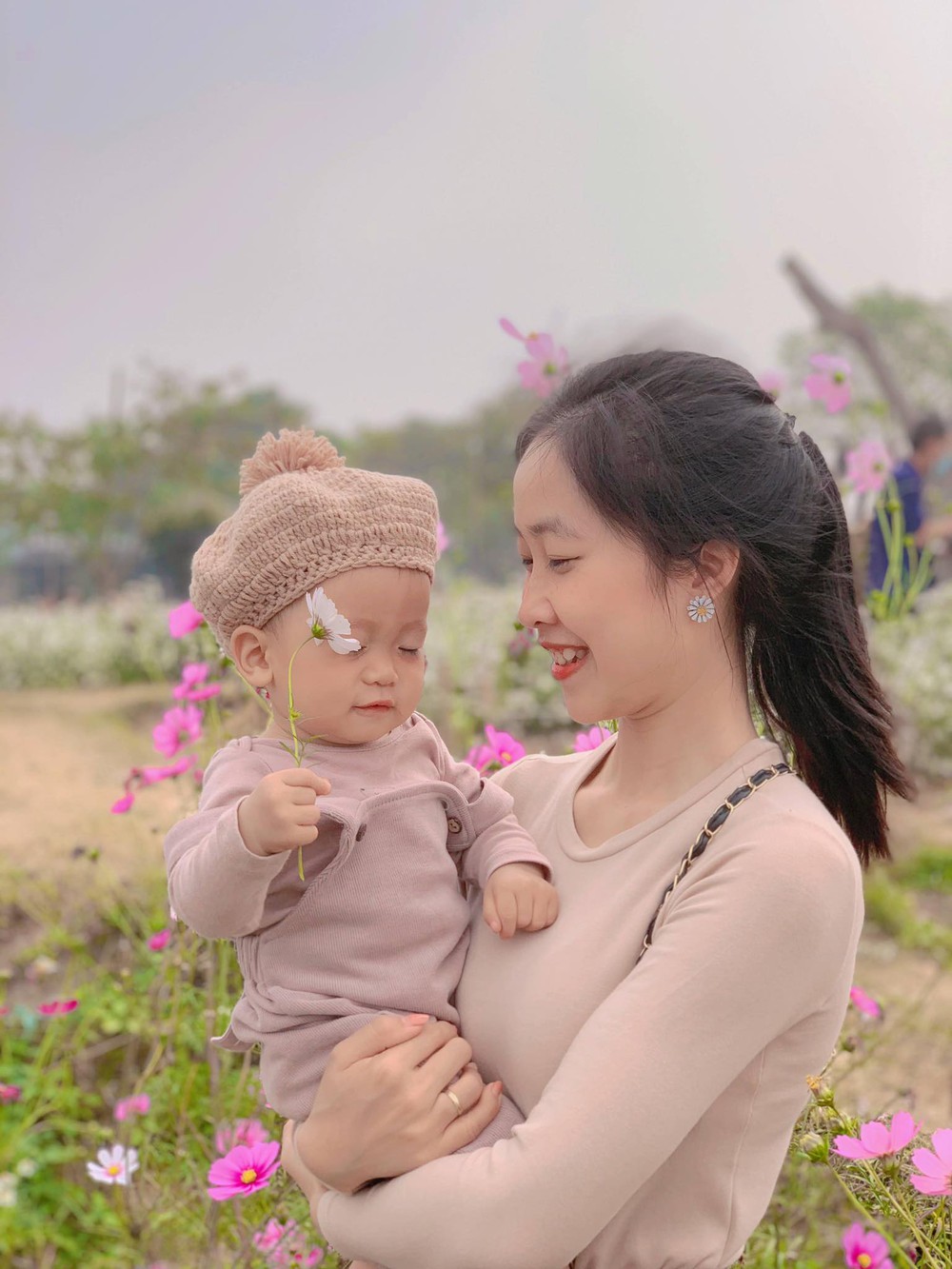 Gen Z làm mẹ: Oẳn tù tì với chồng xem ai vệ sinh cho con, con ăn vạ mẹ dỗi ngược để con dỗ dành