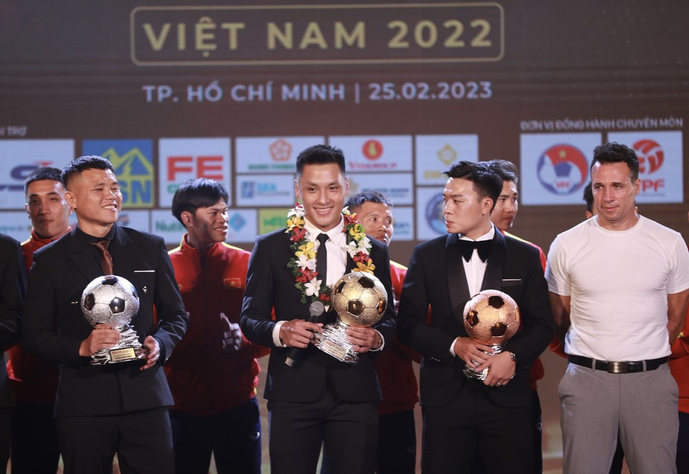 Quả bóng vàng Việt Nam 2022 thuộc về Huỳnh Như và Văn Quyết - Ảnh 4.