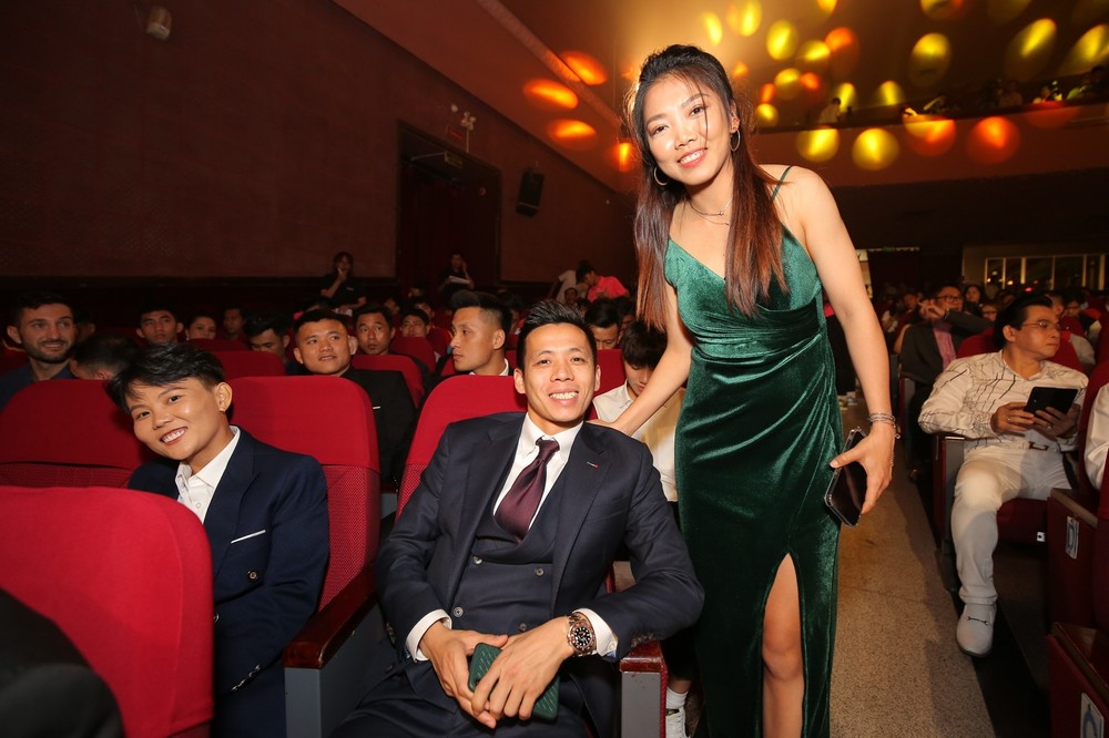Huỳnh Như rạng ngời trong đêm trao giải Quả bóng vàng Việt Nam 2022 - Ảnh 4.