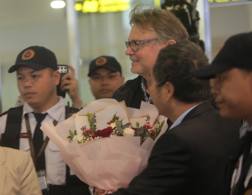 HLV Troussier đặt chân tới Hà Nội: ‘Tôi tự hào khi được dẫn dắt đội tuyển Việt Nam’
