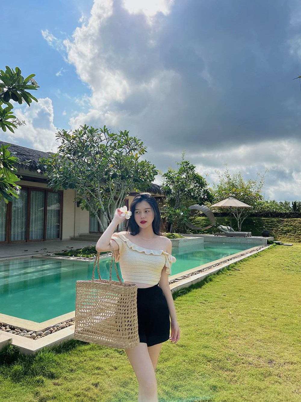 Hội bạn thân toàn mỹ nhân yêu cầu thủ nổi tiếng: Cuốn hút đã đành, còn cân ‘ngon ơ’ cam thường lẫn mặt mộc