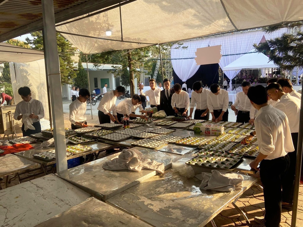 Đám cưới độc lạ Bắc Ninh: Đãi cỗ cua hoàng đế, bào ngư nguyên mâm, khách đến dự tặng SH mang về