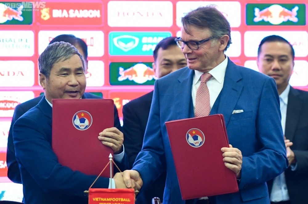 Trực tiếp HLV Troussier ký hợp đồng dẫn dắt đội tuyển Việt Nam - Ảnh 2.