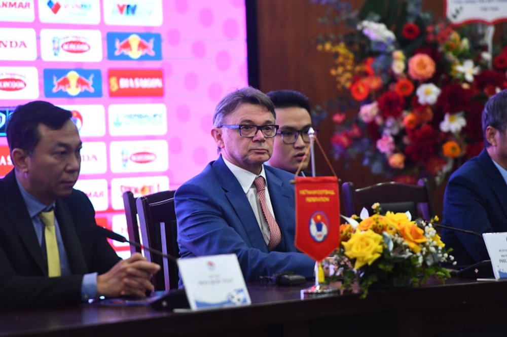 Trực tiếp HLV Troussier ký hợp đồng dẫn dắt đội tuyển Việt Nam - Ảnh 1.